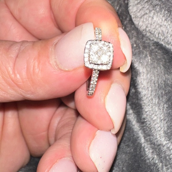 Women’s ring comes with warranty and free sizing and box .Only wore couple times - Picture 2 of 3